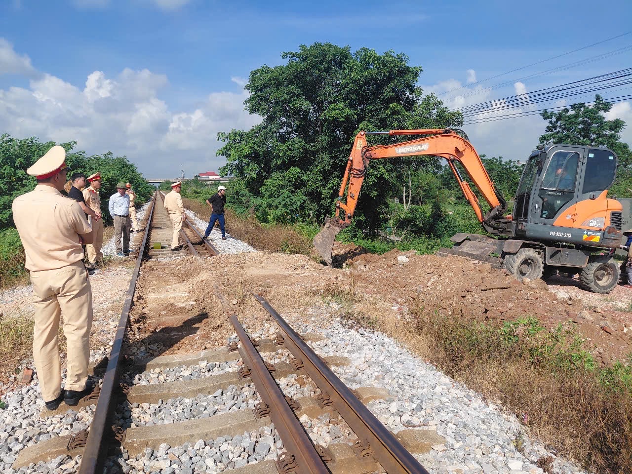 Công ty CP Đường sắt Hà Lạng: Chủ động, nỗ lực xóa lối đi tự mở qua đường sắt - Ảnh 1.