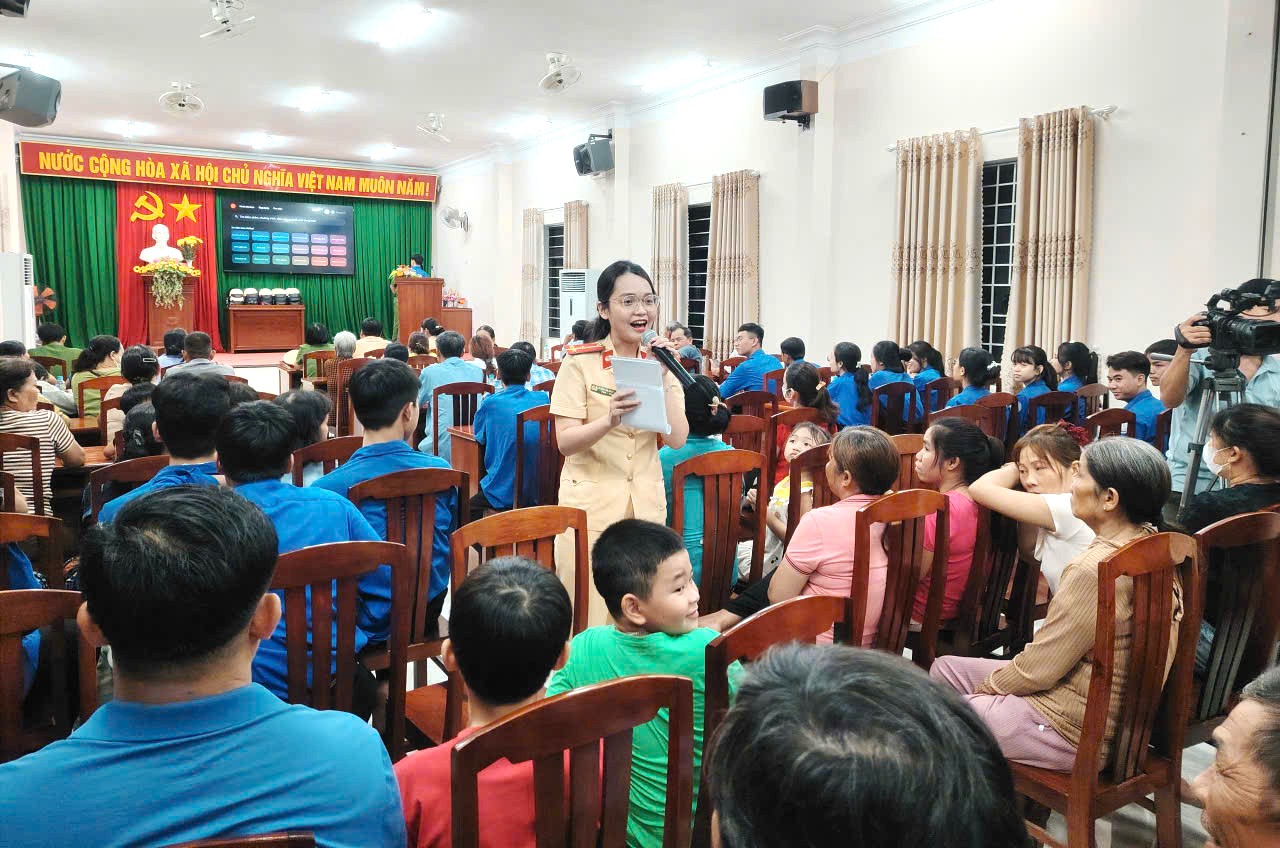 Chong đèn tuyên truyền, phổ biến pháp luật về TTATGT- Ảnh 1.