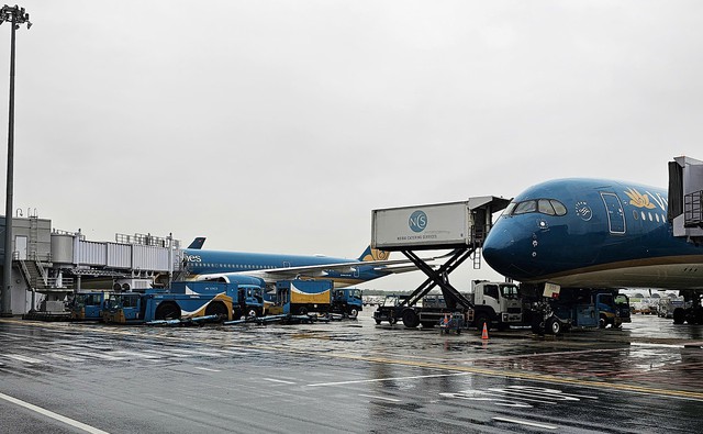 Tạm đóng cửa sân bay Đồng Hới, Thọ Xuân ngày 25/8 do ảnh hưởng bão số 5- Ảnh 1.