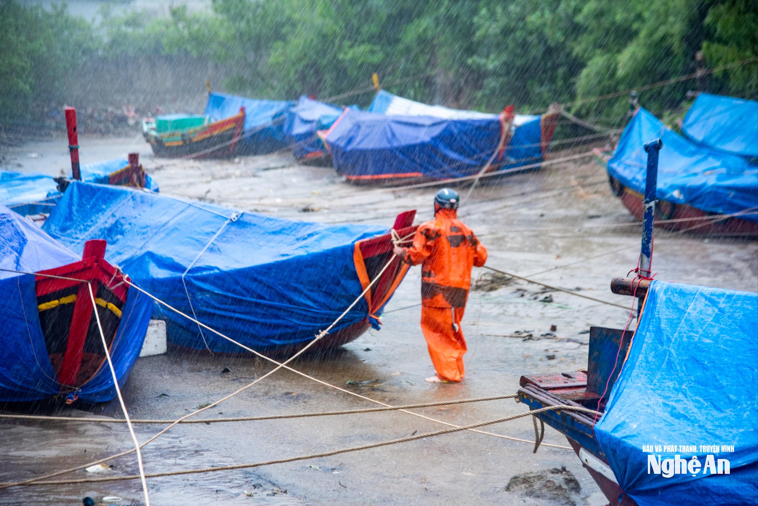 Đoàn công tác Trung ương và tỉnh Nghệ An trực tiếp chỉ đạo phòng chống bão Kajiki - Ảnh 3.