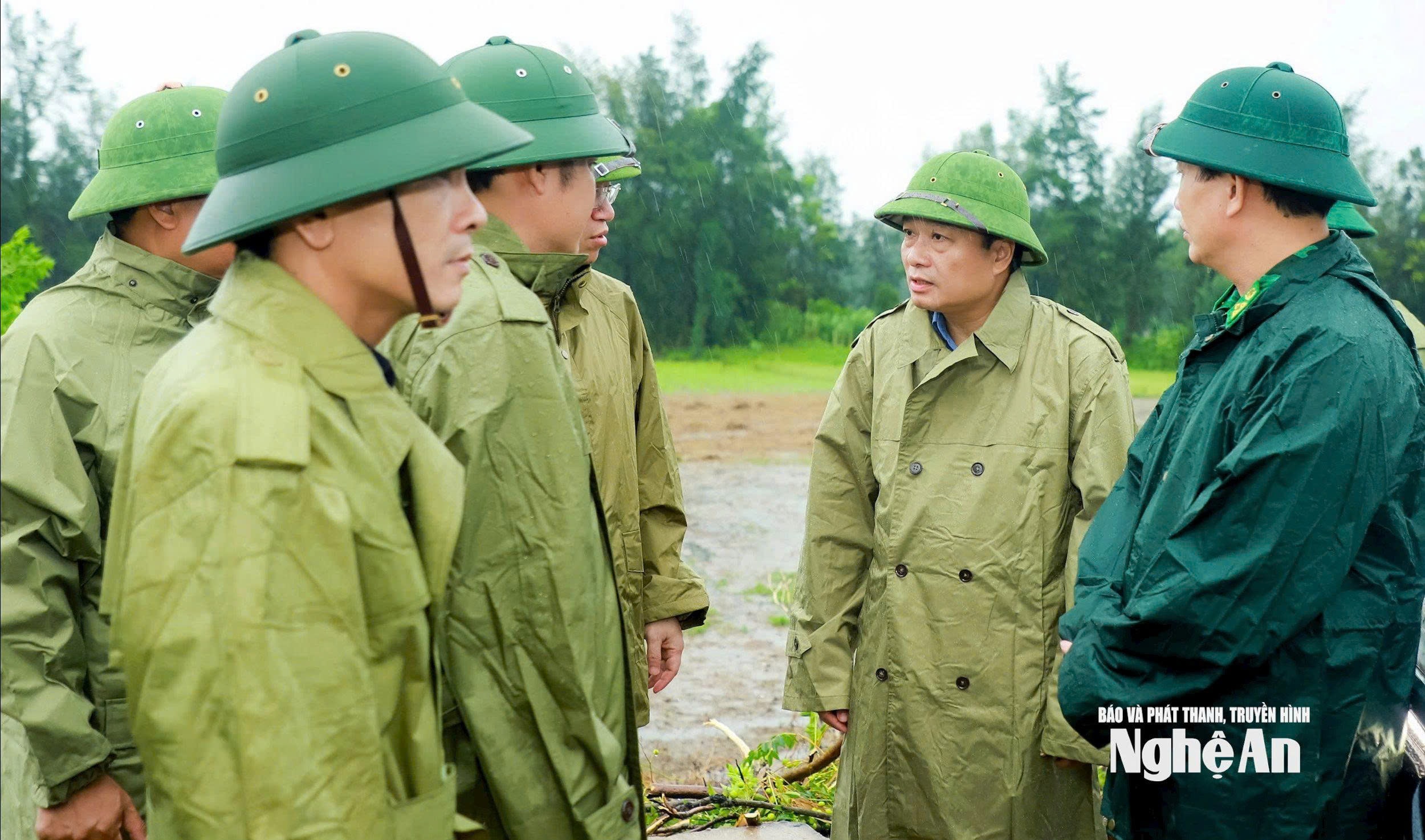 Đoàn công tác Trung ương và tỉnh Nghệ An trực tiếp chỉ đạo phòng chống bão Kajiki - Ảnh 4.