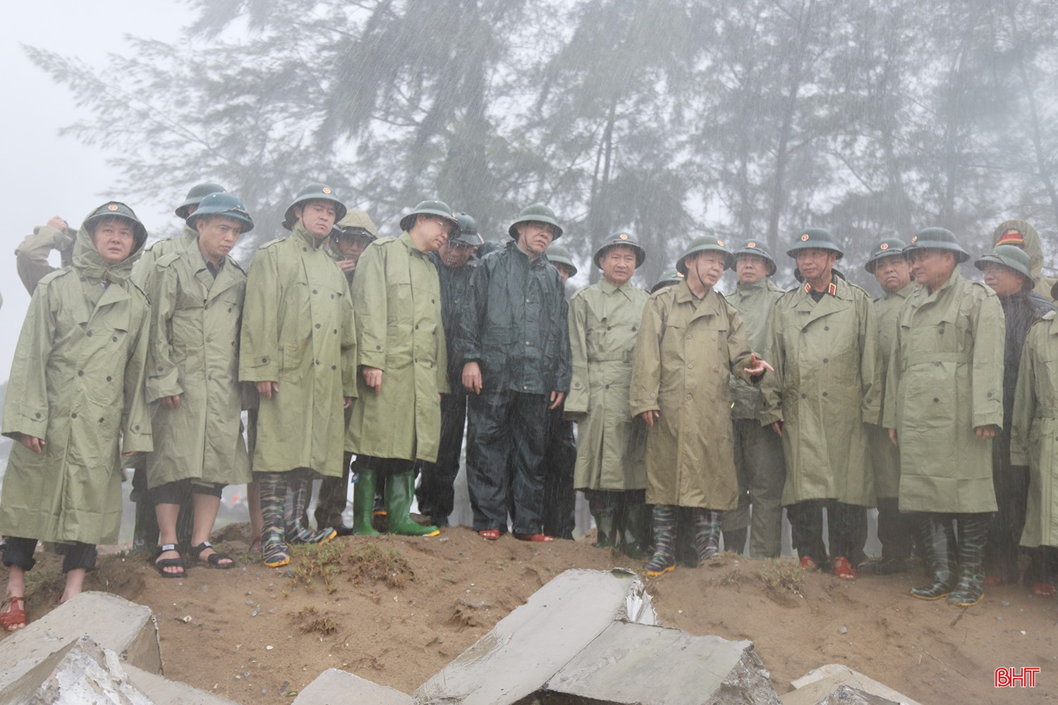 Phó Thủ tướng Trần Hồng Hà kiểm tra công tác ứng phó bão số 5 tại Hà Tĩnh- Ảnh 1.