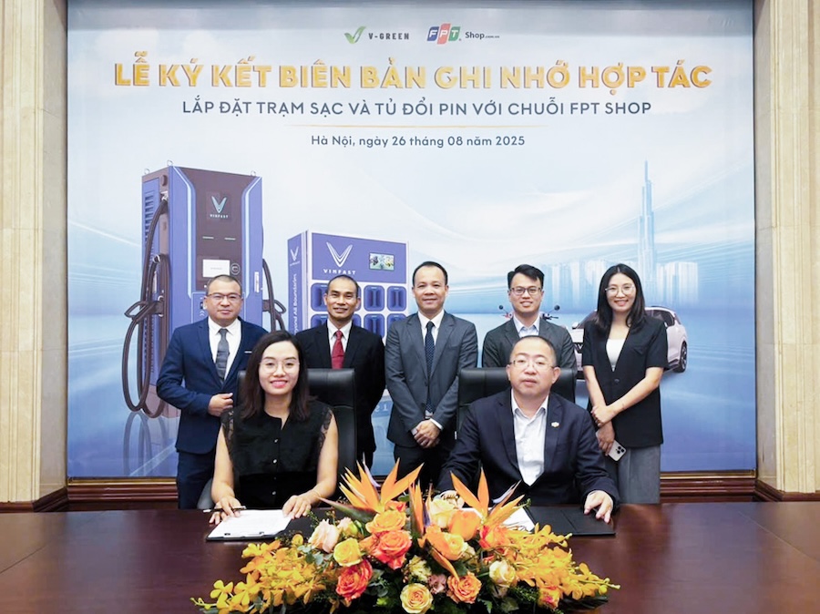V-Green và FPT Retail hợp tác triển khai hàng nghìn điểm sạc ô tô điện và đổi pin xe máy điện- Ảnh 1. V-Green và FPT Retail hợp tác triển khai hàng nghìn điểm sạc ô tô điện và đổi pin xe máy điện- Ảnh 1.
