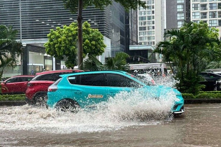 Ô tô điện lội nước quá bánh xe, nguy cơ tiềm ẩn khó lường - Ảnh 1.