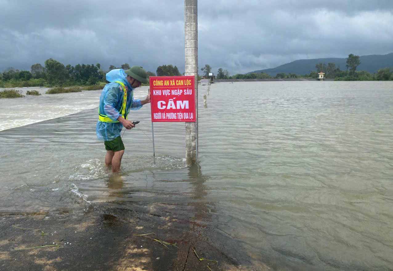 Khẩn trương khắc phục hậu quả bão số 5, đảm bảo ATGT và công trình xây dựng - Ảnh 1.