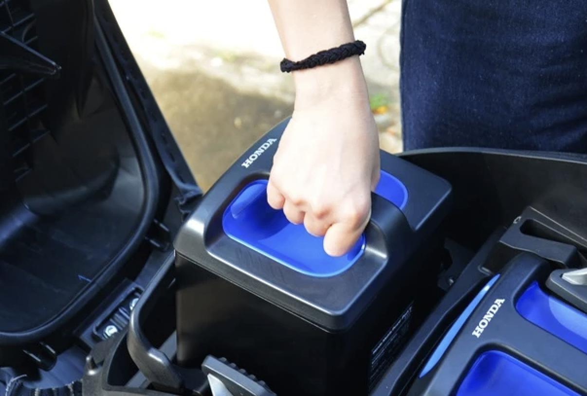 Pin tháo rời đang là xu hướng mới của xe máy điện - Ảnh 1.