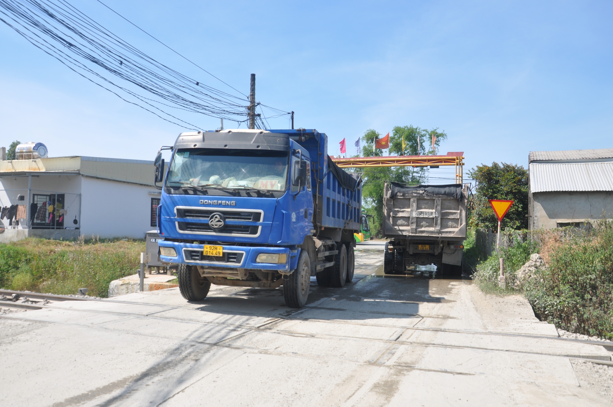 Đà Nẵng: Xe ben chở đất, đá nối đuôi dừng trong phạm vi đường sắt, uy hiếp an toàn chạy tàu - Ảnh 1.