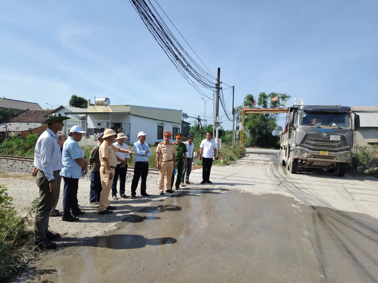 Đà Nẵng: Xe ben chở đất, đá nối đuôi dừng trong phạm vi đường sắt, uy hiếp an toàn chạy tàu - Ảnh 2.