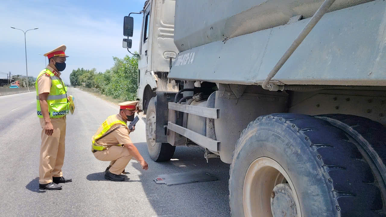 Đà Nẵng: Xử lý xe ben chở đá có dấu hiệu quá tải, bức tử hạ tầng giao thông - Ảnh 1.