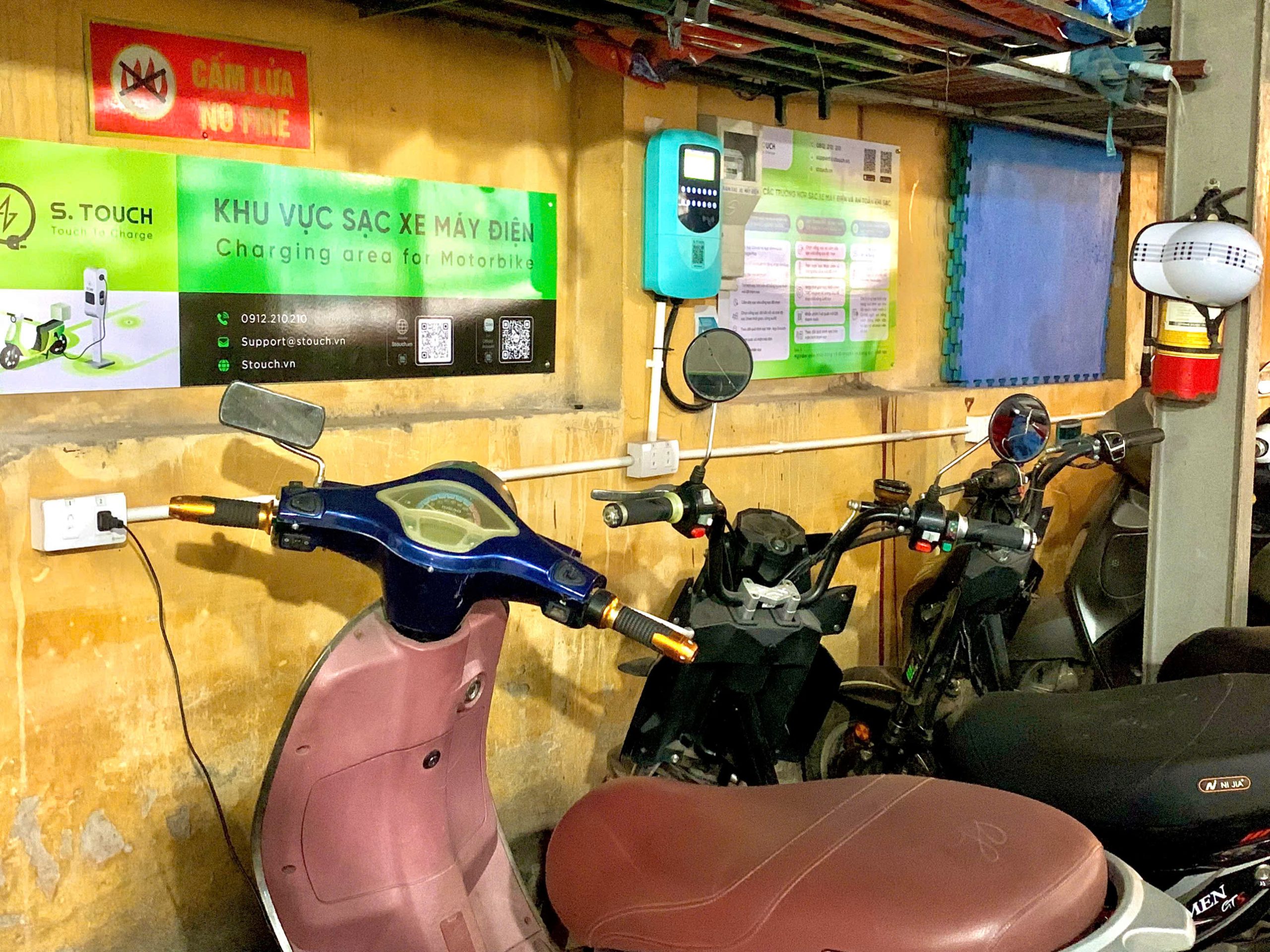 Sạc xe máy điện tại nhà thế nào an toàn?- Ảnh 1. Sạc xe máy điện tại nhà thế nào an toàn?- Ảnh 1.