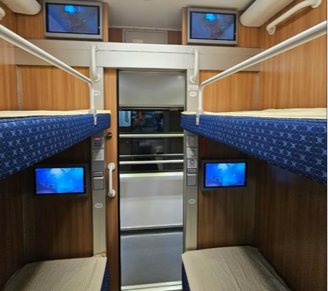 Ngày 10/8, ngành đường sắt đưa vào khai thác đoàn tàu du lịch chất lượng cao tuyến Hà Nội – Đồng Hới. - Ảnh 1.