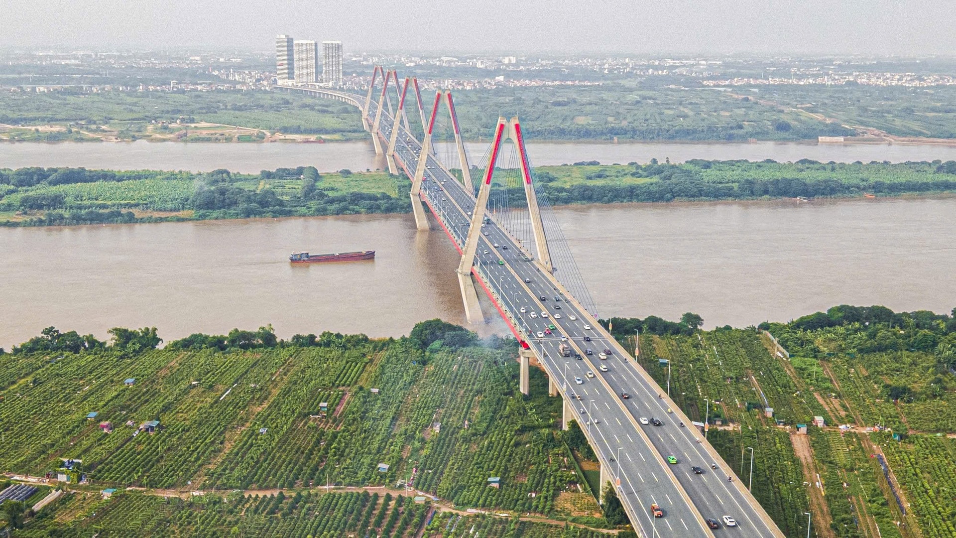 Hà Nội điều chỉnh giao thông qua cầu Nhật Tân để lắp đặt dải phân cách - Ảnh 1.