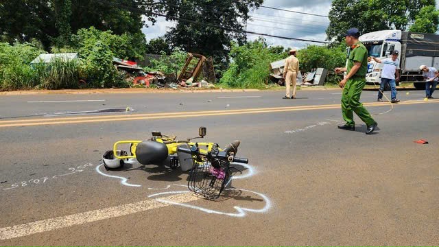 Đắk Lắk: Xe máy tông xe đạp điện, một học sinh tử vong thương tâm- Ảnh 1.