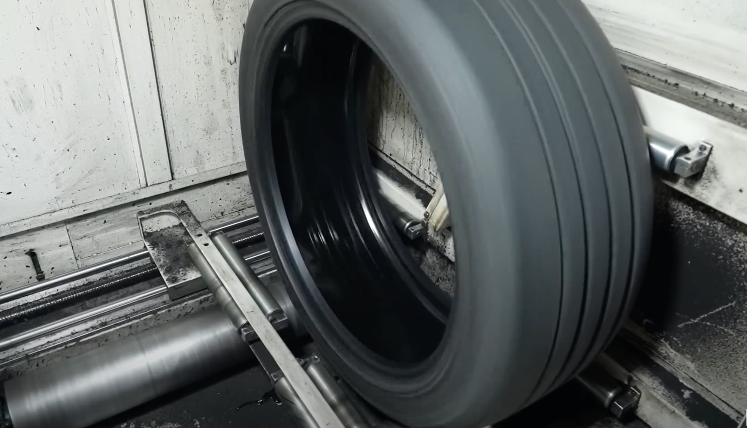 Tráng keo chống đinh lốp ô tô liệu có hiệu quả? - Ảnh 2.