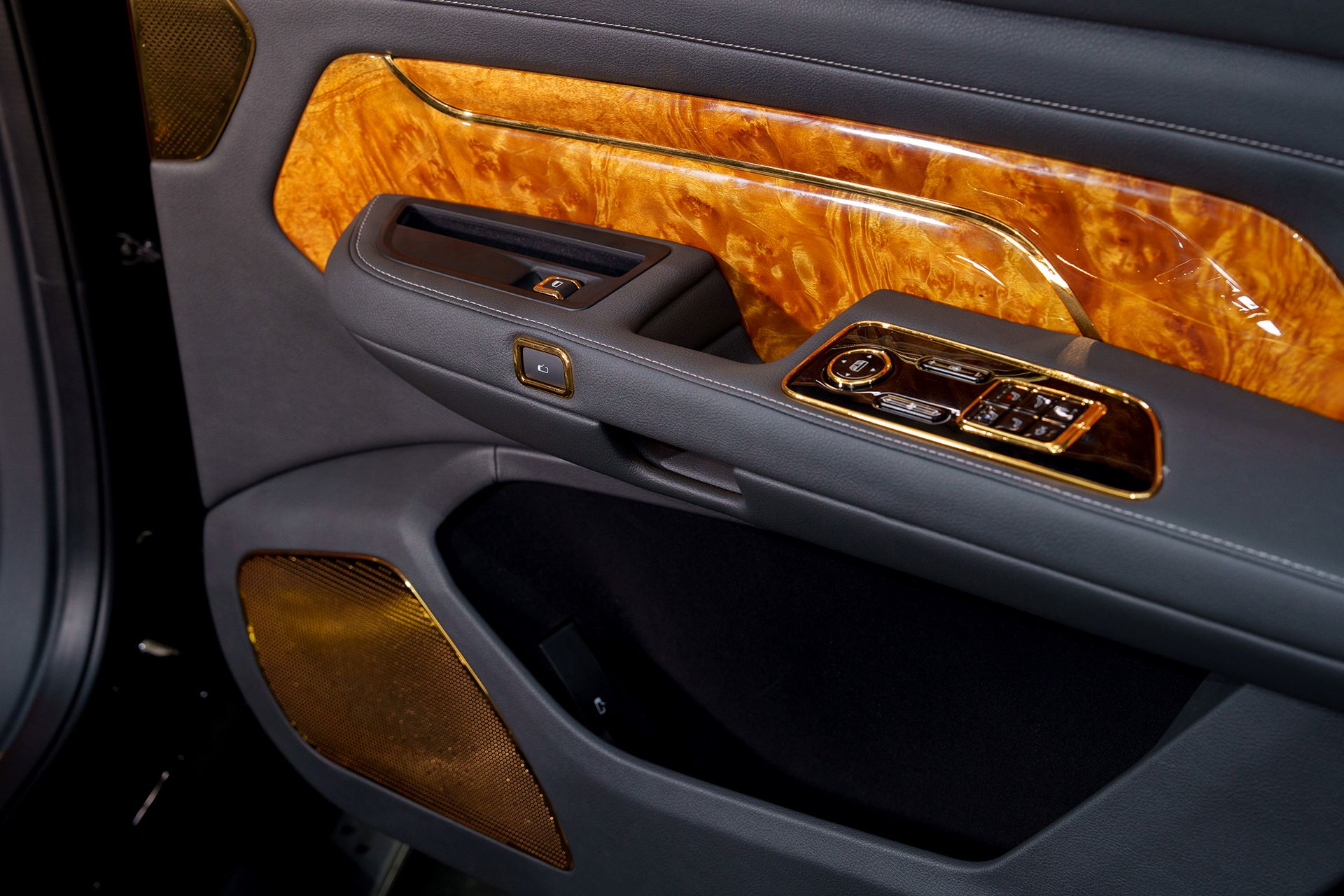 Những chi tiết xa xỉ bậc nhất trên Lạc Hồng 900 LX - Ảnh 3.