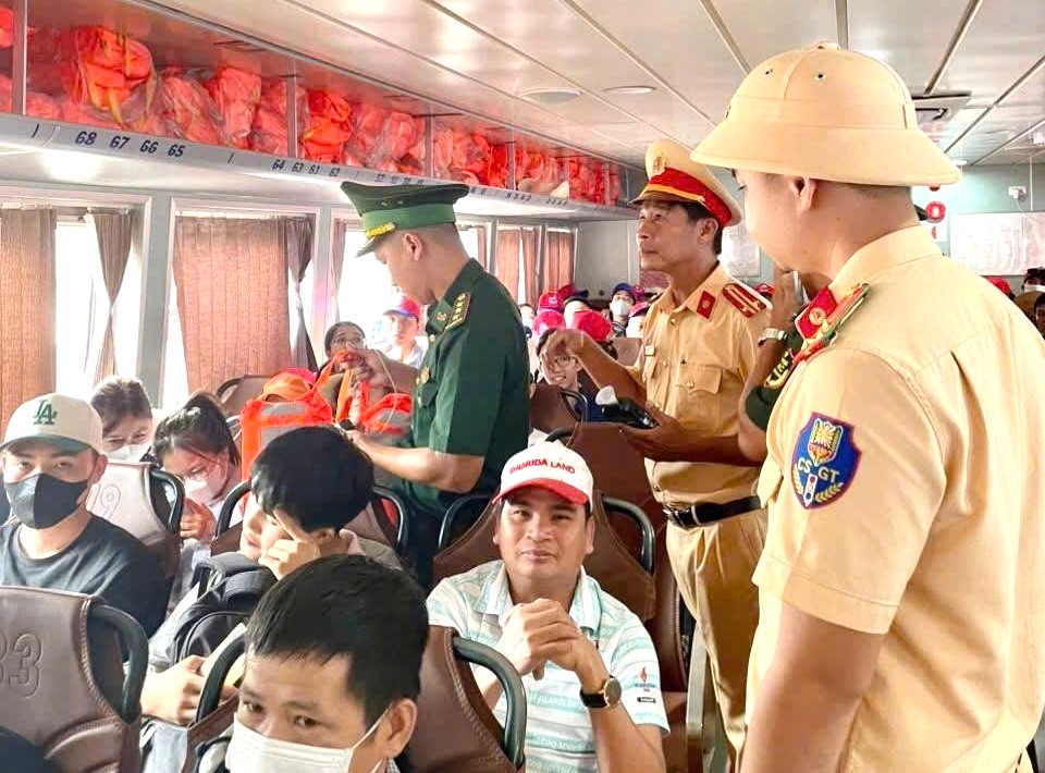 Tăng cường đảm bảo ATGT đường thuỷ nội địa trong mùa mưa bão - Ảnh 1.