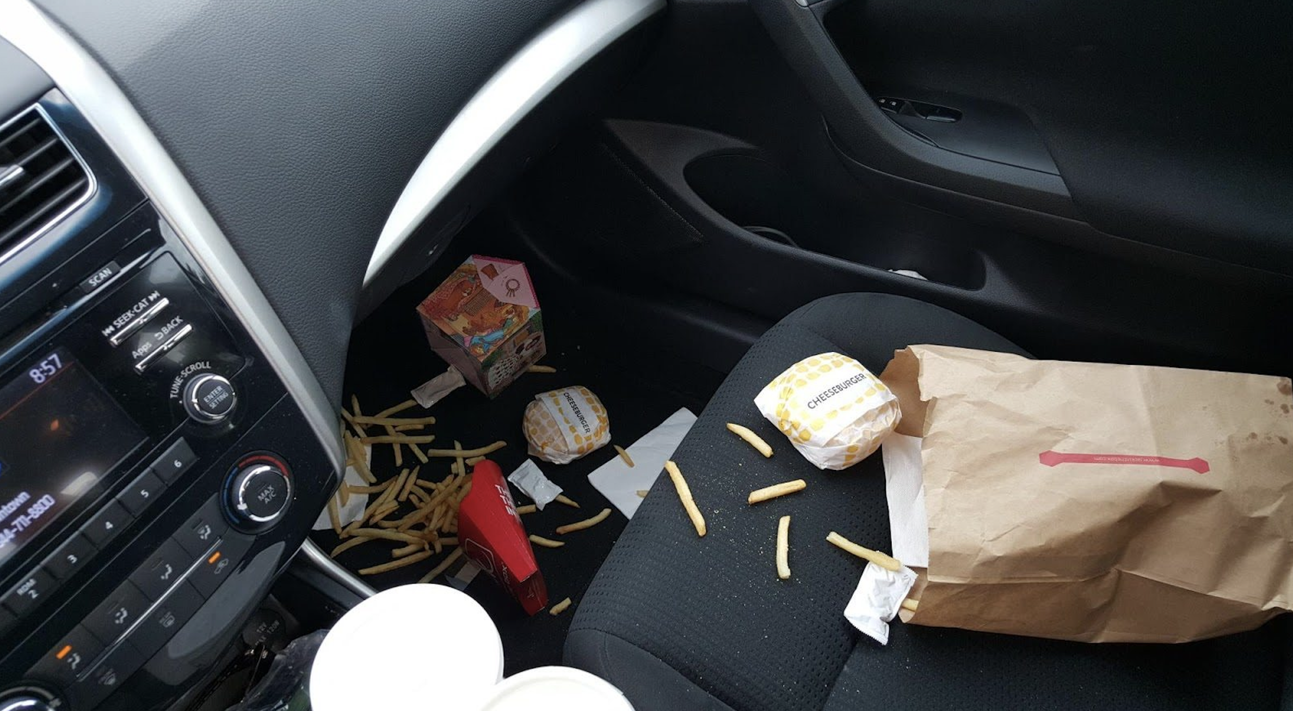 Những thói quen gây hại cho nội thất ô tô - Ảnh 1.