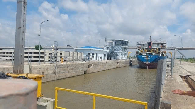 Sét đánh khiến âu tàu trên kênh Nghĩa Hưng ngừng hoạt động  - Ảnh 1.