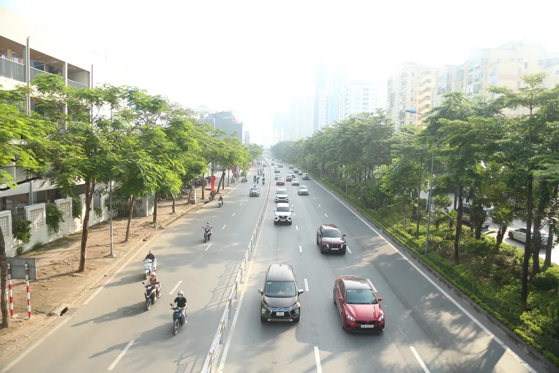 Hiệu quả bước đầu từ phân làn bằng rào chắn cứng tuyến đường Võ Chí Công và Phạm Văn Đồng - Ảnh 1.