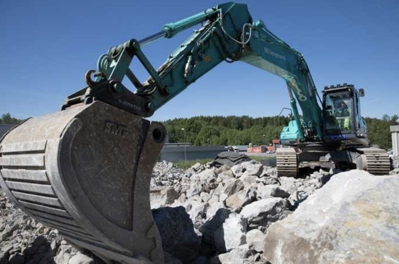 Nên mua máy xúc bánh xích hay máy xúc bánh lốp? - Ảnh 1.