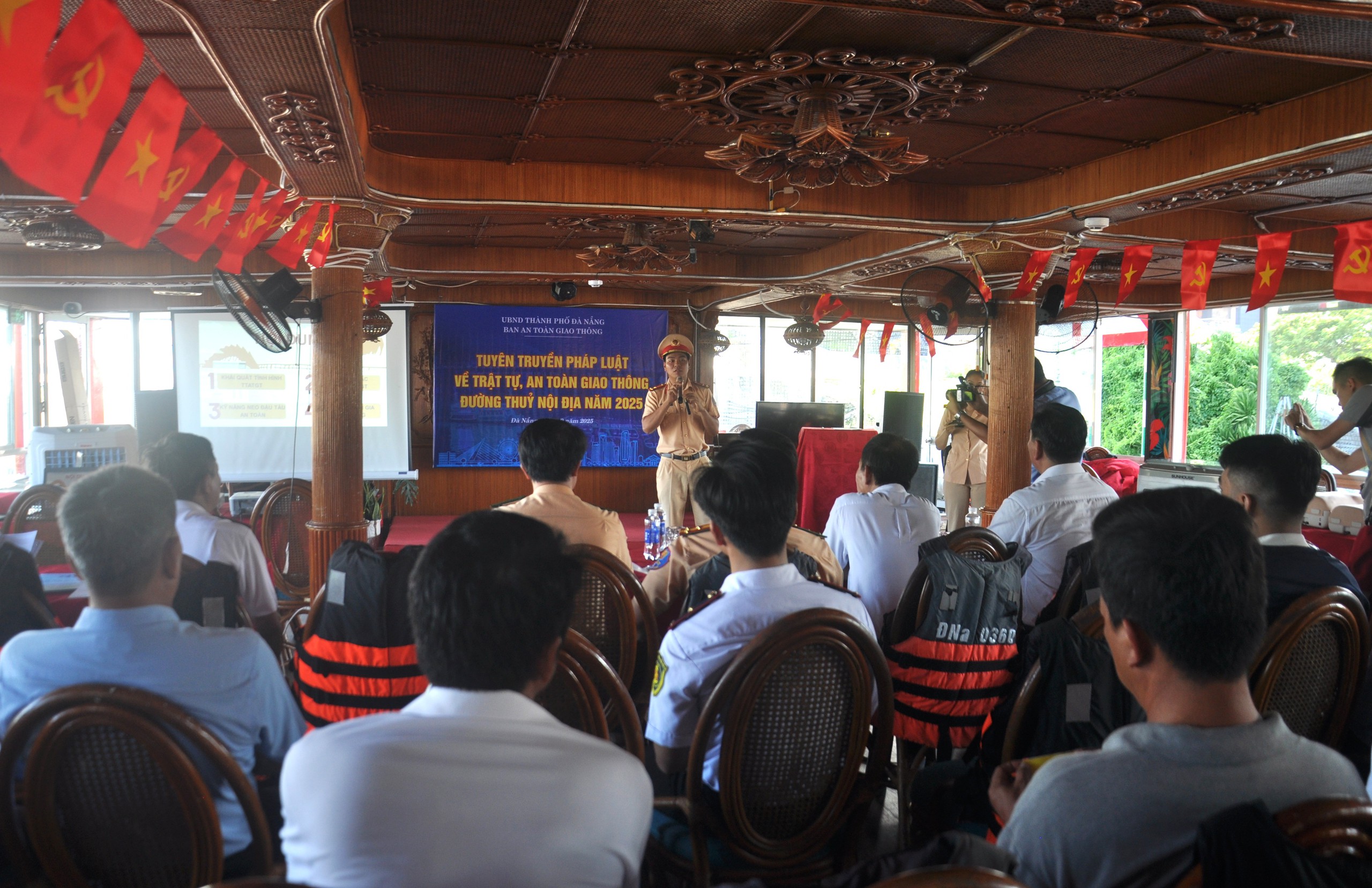 Trang bị kỹ năng cứu sinh cho lái tàu, thuyền viên trên sông Hàn - Ảnh 1.