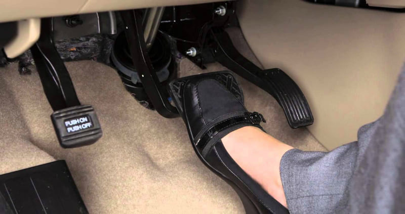 Kỹ năng lùi xe tài xế cần biết sau vụ ô tô lùi đâm đổ trụ bơm xăng - Ảnh 1.