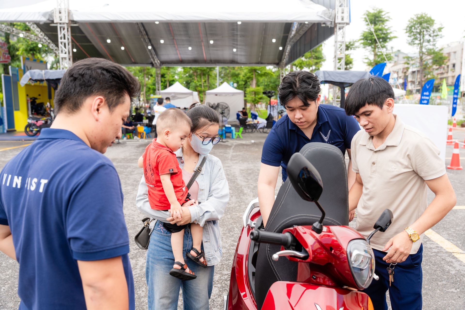 Chính sách hậu mãi vượt trội: “Lá bài tẩy” giúp VinFast chiếm trọn niềm tin người dùng xe máy điện - Ảnh 2.