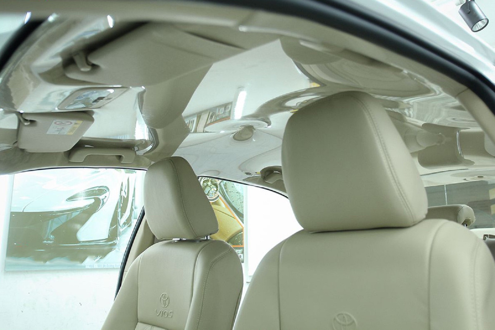 Có nên bọc nilon trần xe ô tô? - Ảnh 1.