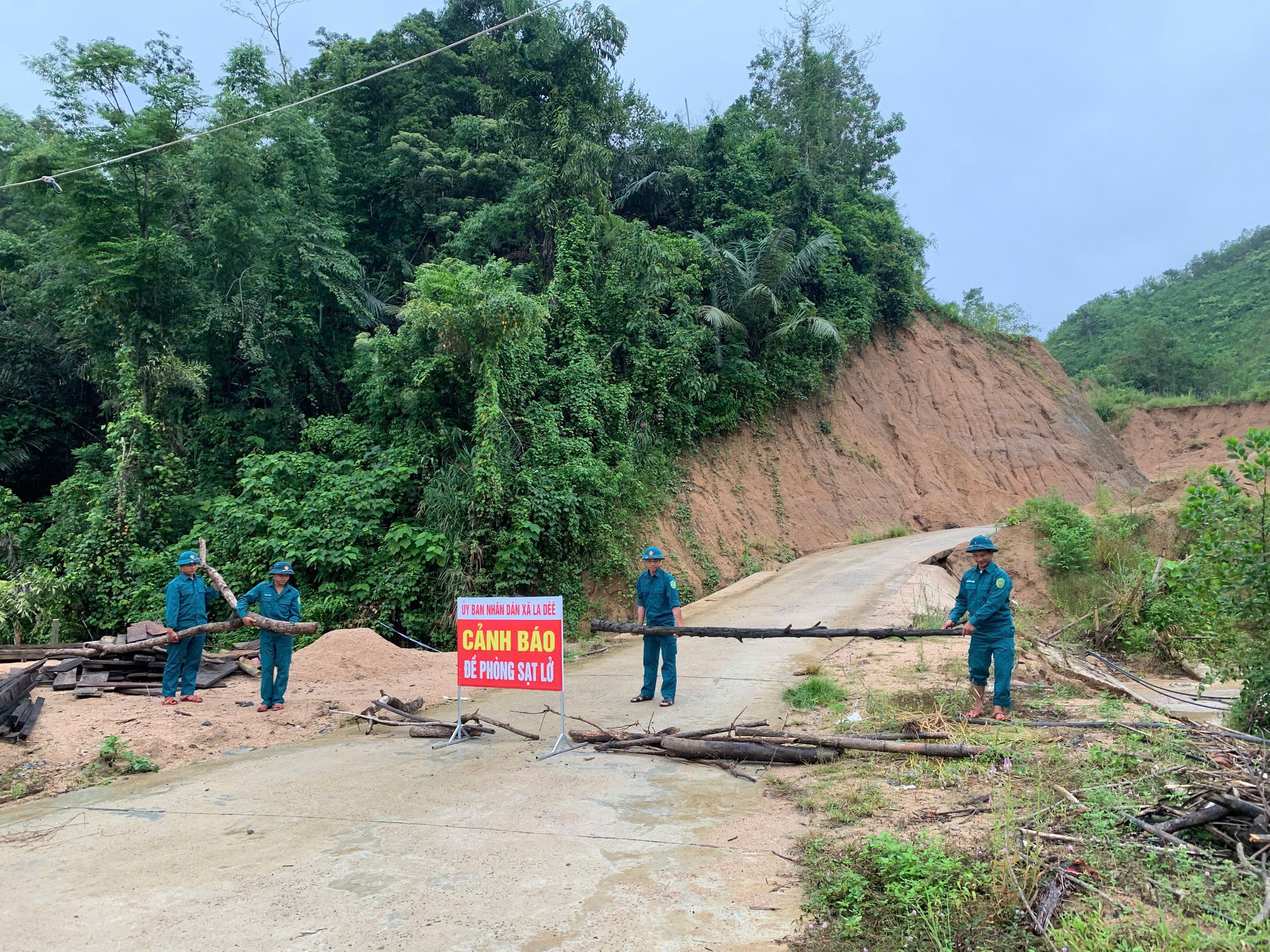 Huế, Đà Nẵng: Cận cảnh  công tác giúp dân ứng phó, phòng chống bão số 10- Ảnh 2.