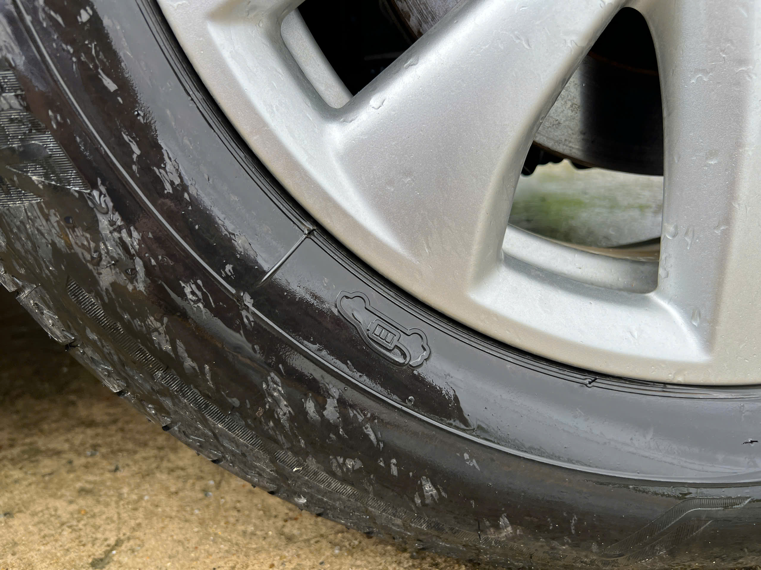 Vì sao xe điện nên dùng lốp chuyên dụng? - Ảnh 1.