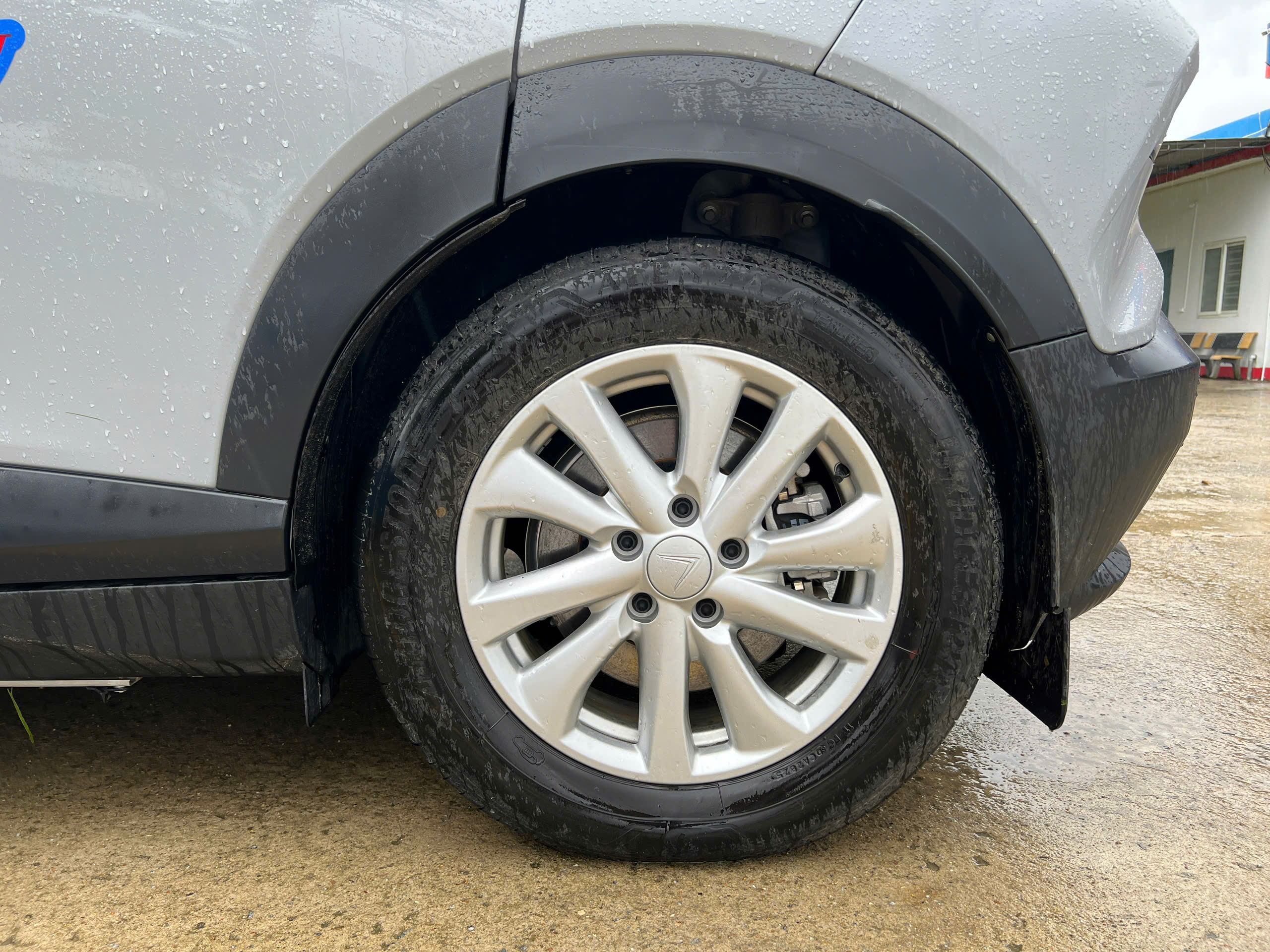 Vì sao xe điện nên dùng lốp chuyên dụng? - Ảnh 2.