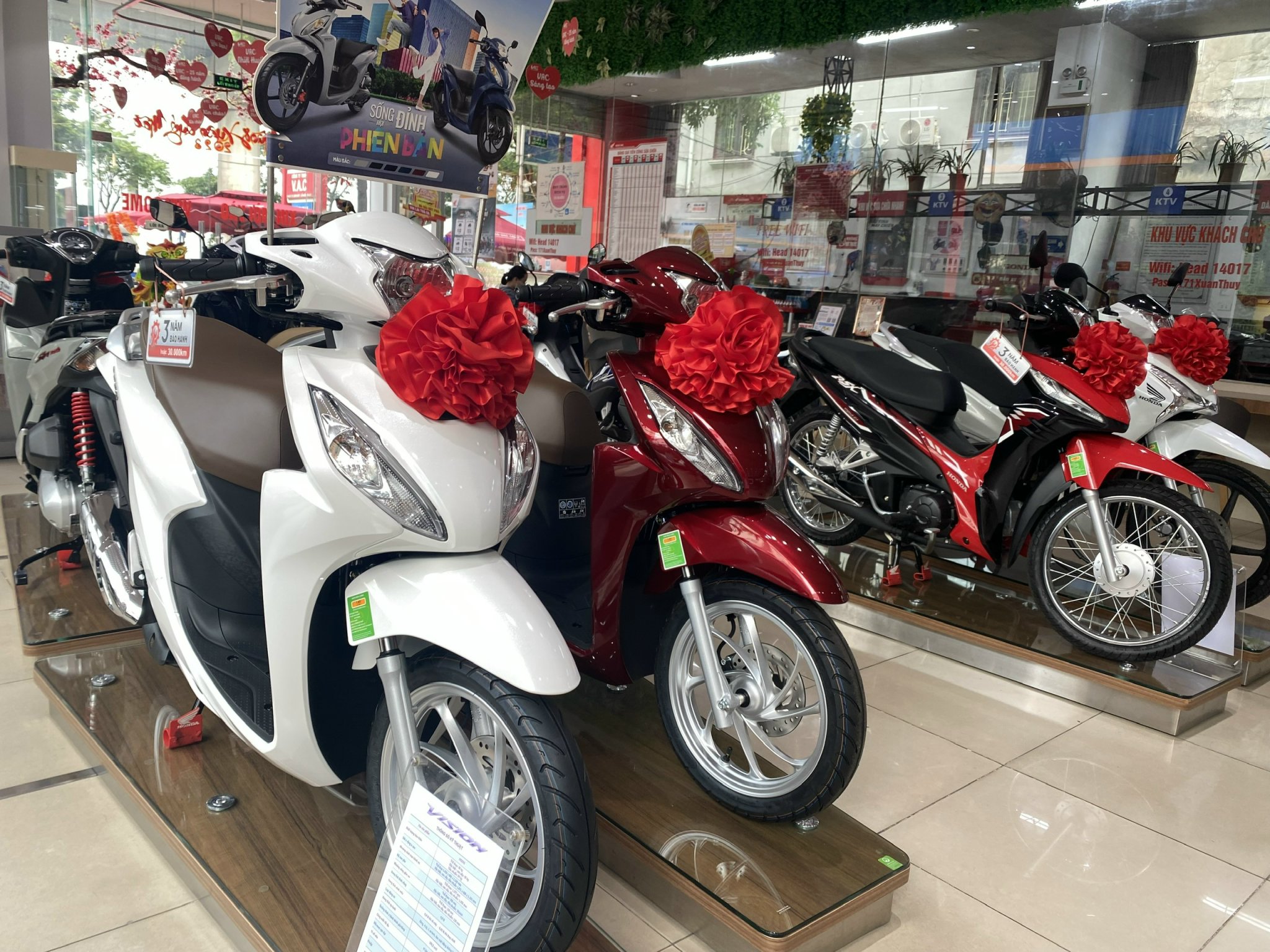 Xe máy điện “phả hơi nóng” khiến xe máy xăng giảm giá - Ảnh 1.