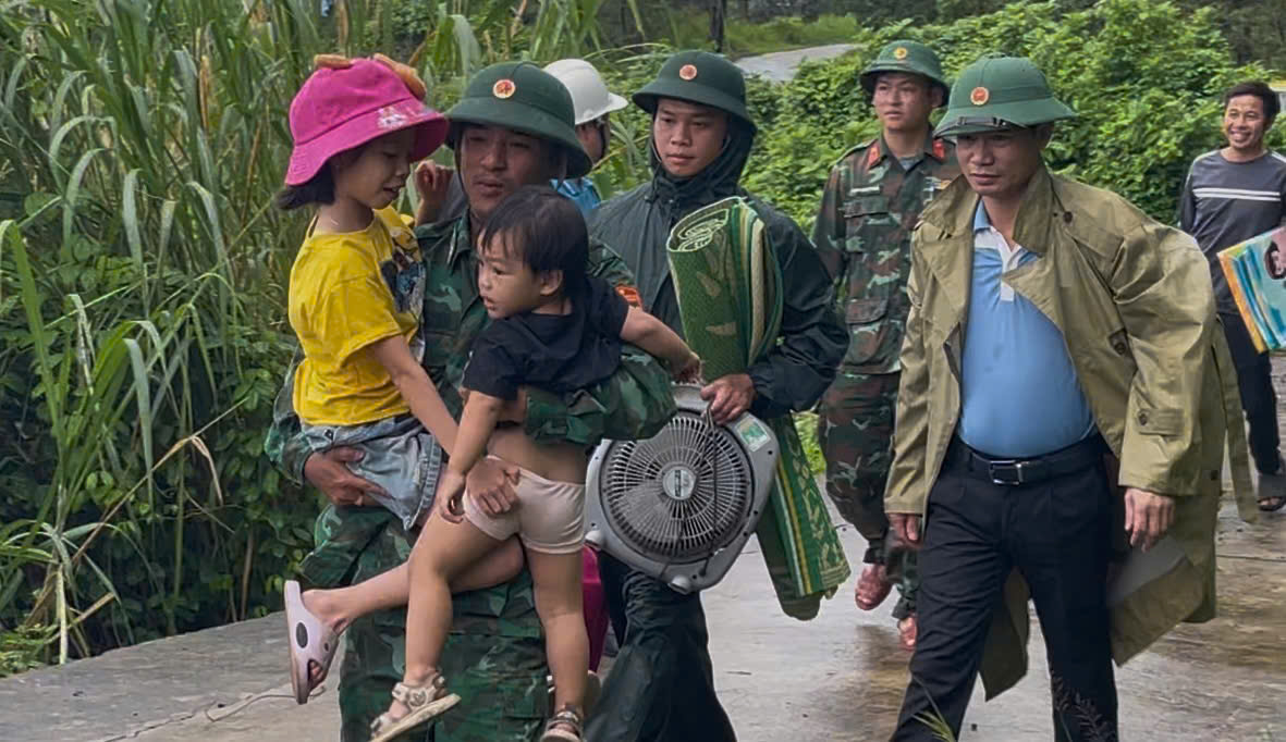 Cập nhật bão số 10: Nhiều tuyến quốc lộ ở Quảng Trị bị ngập sâu, giao thông chia cắt - Ảnh 1.