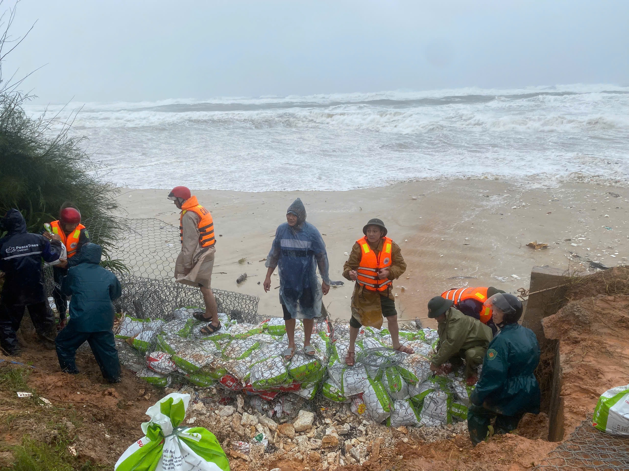 Huế, Quảng Trị: Nỗ lực đảm bảo giao thông, an toàn công trình trong bão số 10 - Ảnh 1.