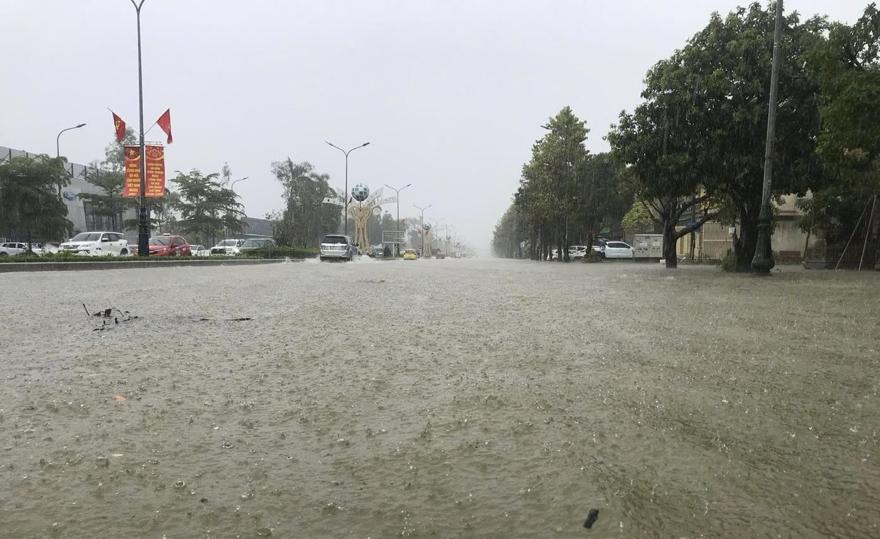 Bão đi vào Nghệ An - Hà Tĩnh - Ảnh 1.