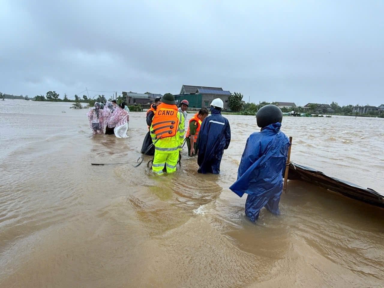 Quảng Trị: 12 người mất tích, 1 người bị thương trong mưa bão số 10 - Ảnh 1.
