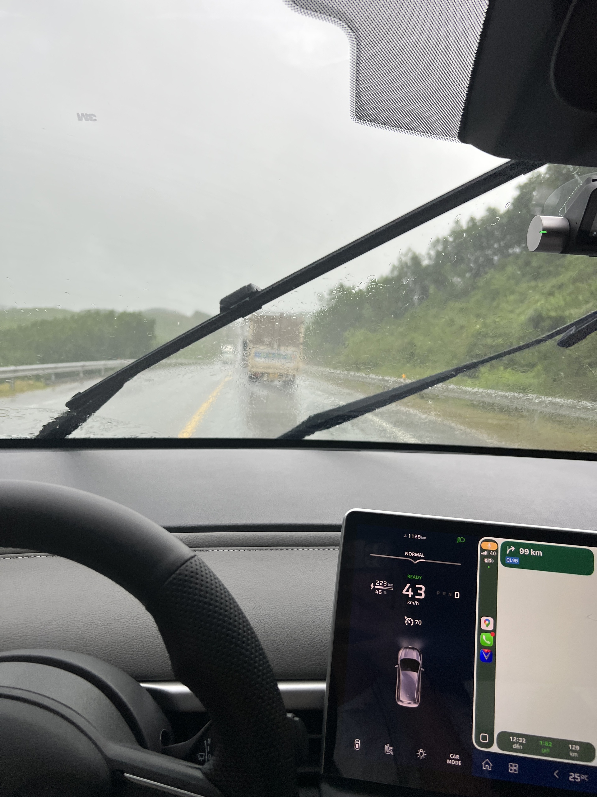 Nguyên tắc lái xe an toàn ngày mưa bão - Ảnh 1.