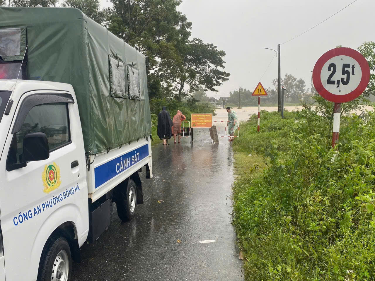 Quảng Trị: Giao thông tê liệt khi nhiều tuyến quốc lộ, tỉnh lộ ngập sâu, có đoạn tuyến ngập 2 - 4m - Ảnh 1.