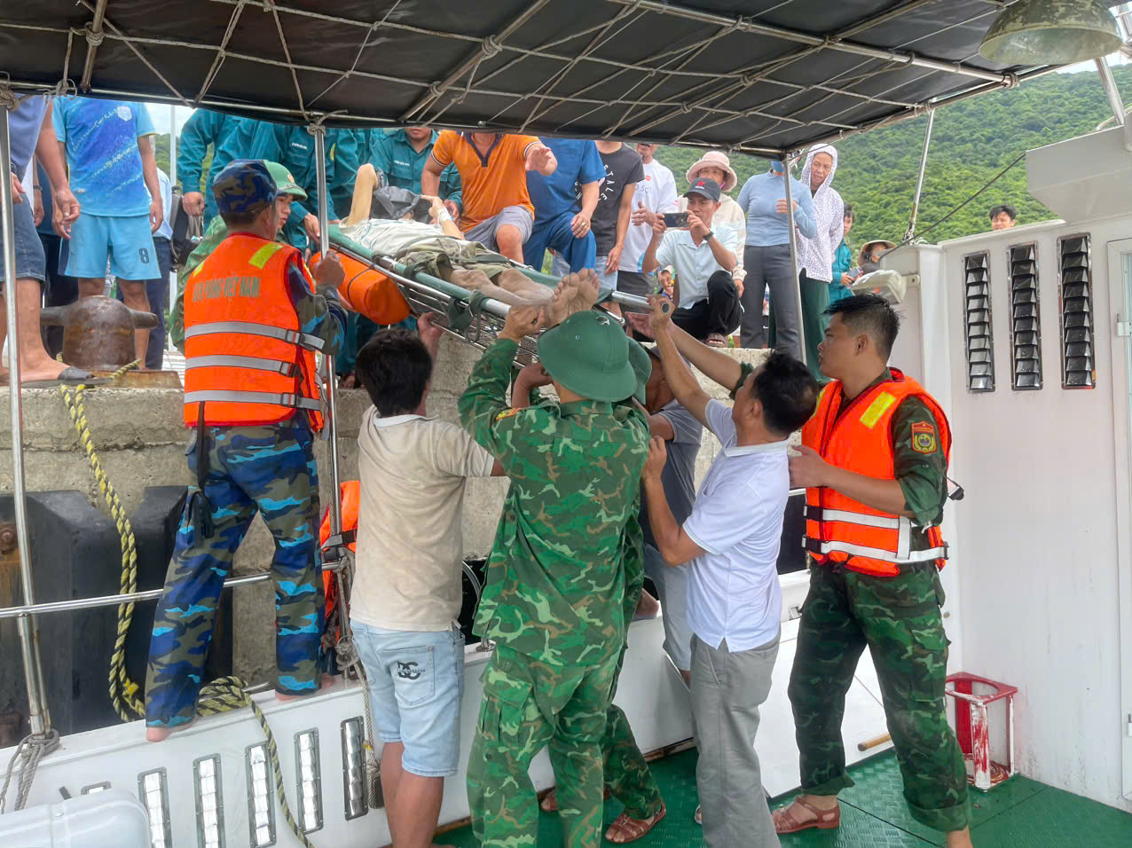 Video: Lực lượng biên phòng Đà Nẵng vượt sóng lớn đưa dân vào bờ cấp cứu - Ảnh 1.
