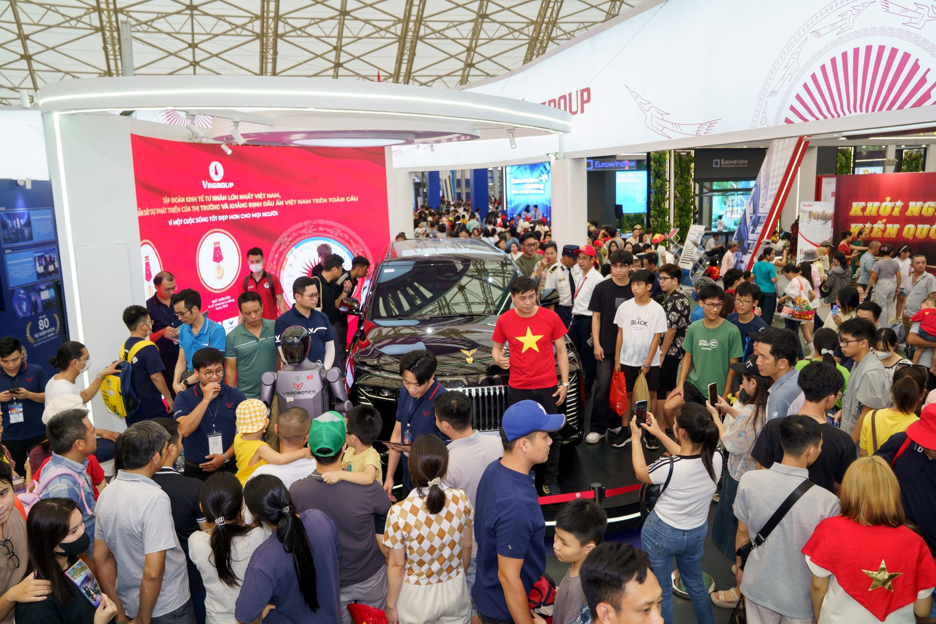 Cận cảnh “siêu phẩm” Lạc Hồng 900 LX với loạt chi tiết mạ vàng, nội thất làm bằng loại gỗ “quý hơn vàng”