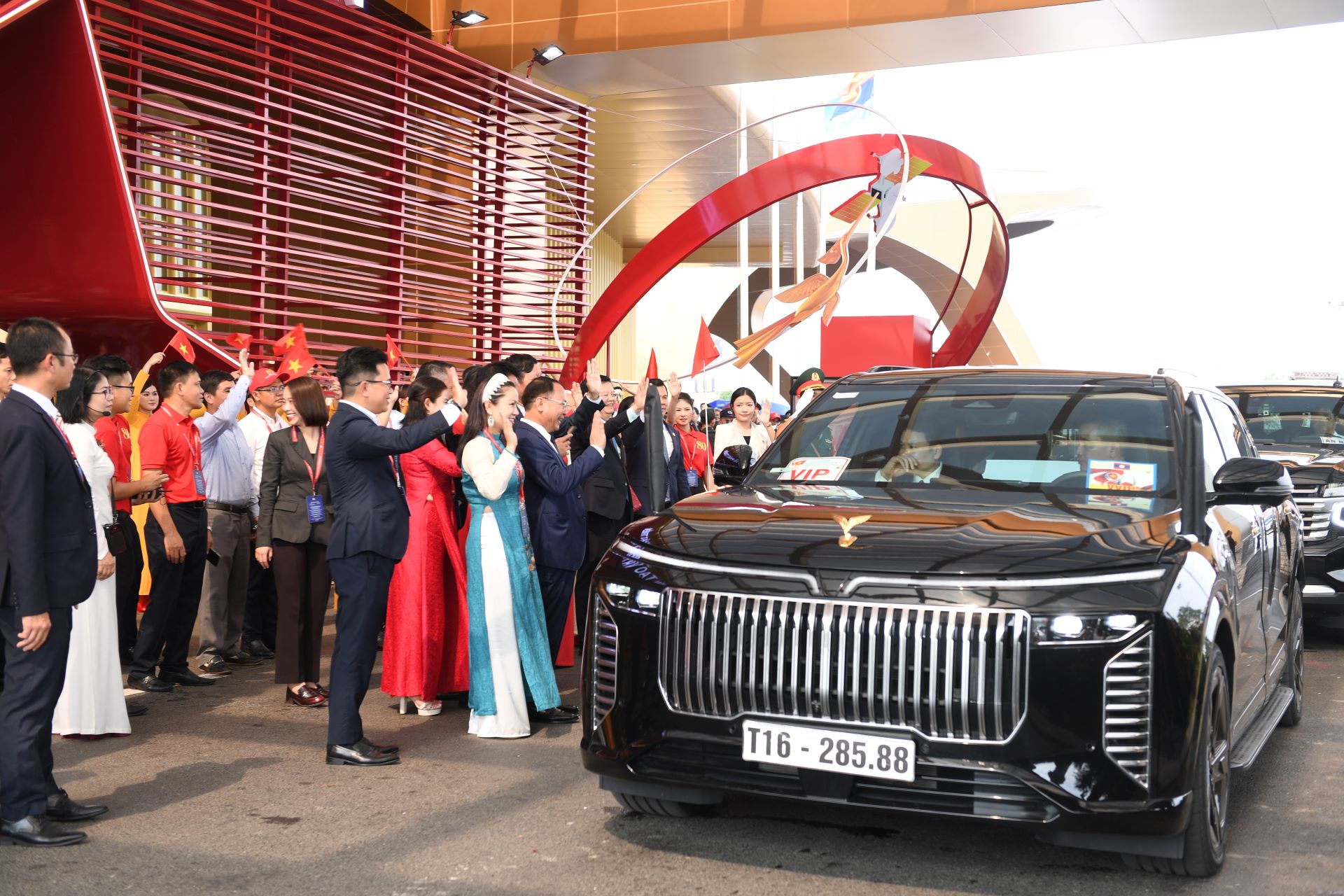 Cận cảnh “siêu phẩm” Lạc Hồng 900 LX với loạt chi tiết mạ vàng, nội thất làm bằng loại gỗ “quý hơn vàng” - Ảnh 10.