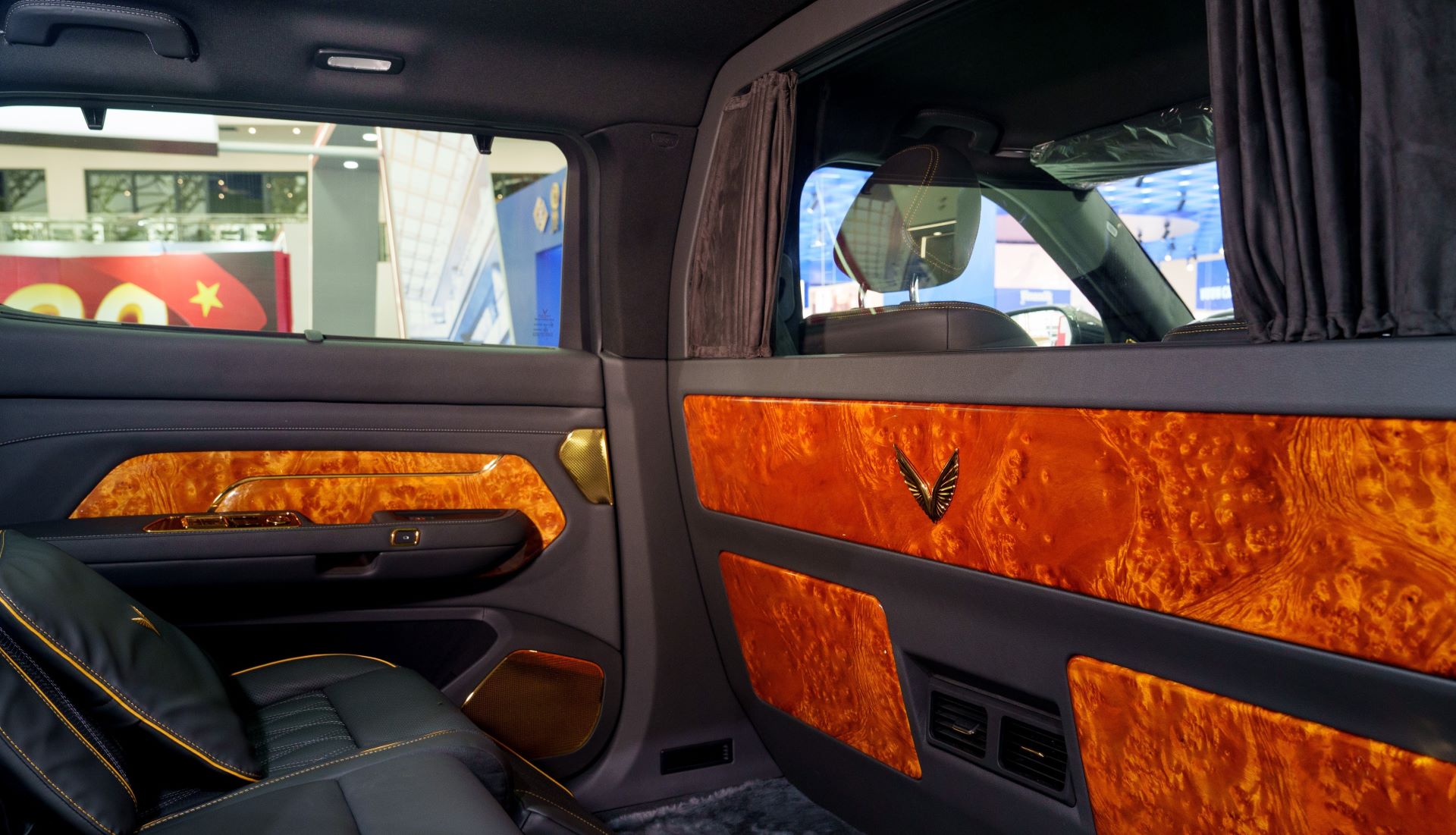 Cận cảnh “siêu phẩm” Lạc Hồng 900 LX với loạt chi tiết mạ vàng, nội thất làm bằng loại gỗ “quý hơn vàng” - Ảnh 6.