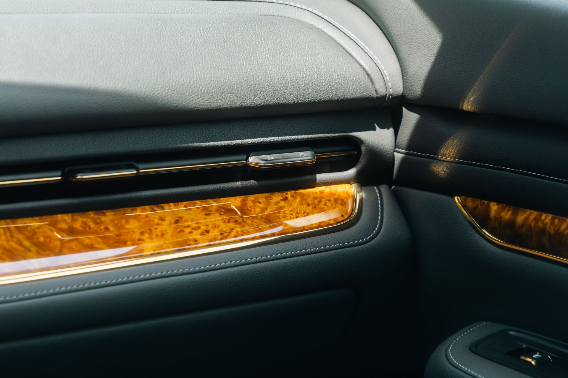 Cận cảnh “siêu phẩm” Lạc Hồng 900 LX với loạt chi tiết mạ vàng, nội thất làm bằng loại gỗ “quý hơn vàng” - Ảnh 8.