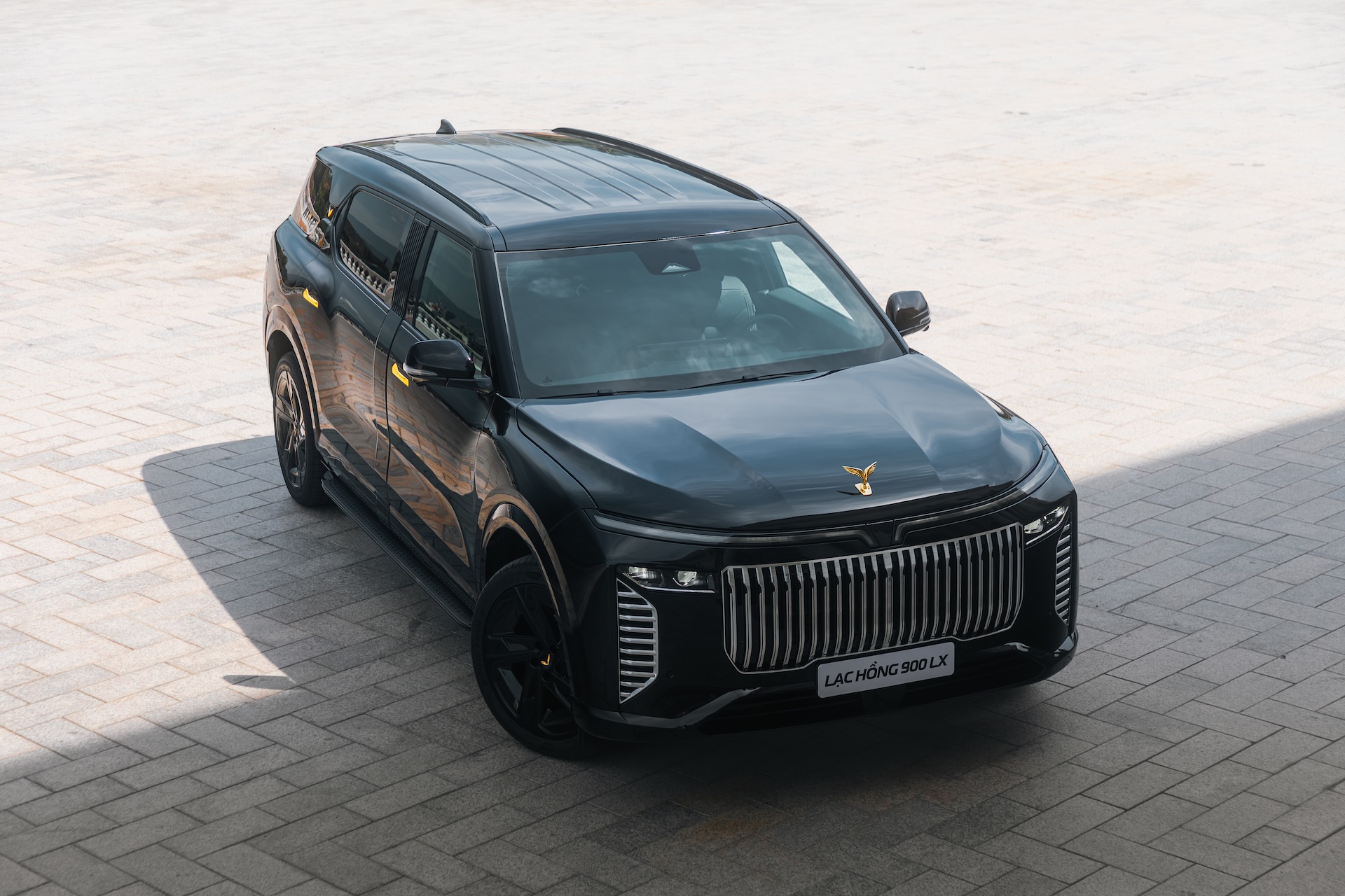 Cận cảnh “siêu phẩm” Lạc Hồng 900 LX với loạt chi tiết mạ vàng, nội thất làm bằng loại gỗ “quý hơn vàng” - Ảnh 9.