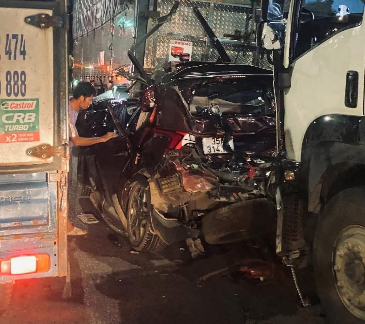 Kinh nghiệm lái xe tránh bị dồn toa cho tài xế mới - Ảnh 1.