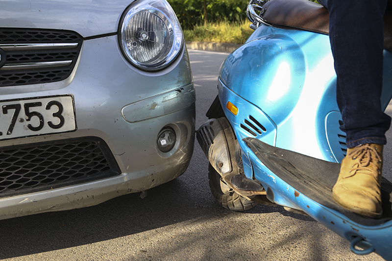 5 tình huống va quệt với xe máy dễ làm trầy xước sơn ô tô