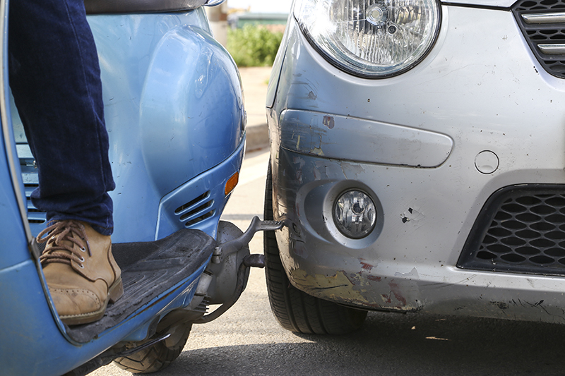 5 tình huống va quệt với xe máy dễ làm trầy xước sơn ô tô