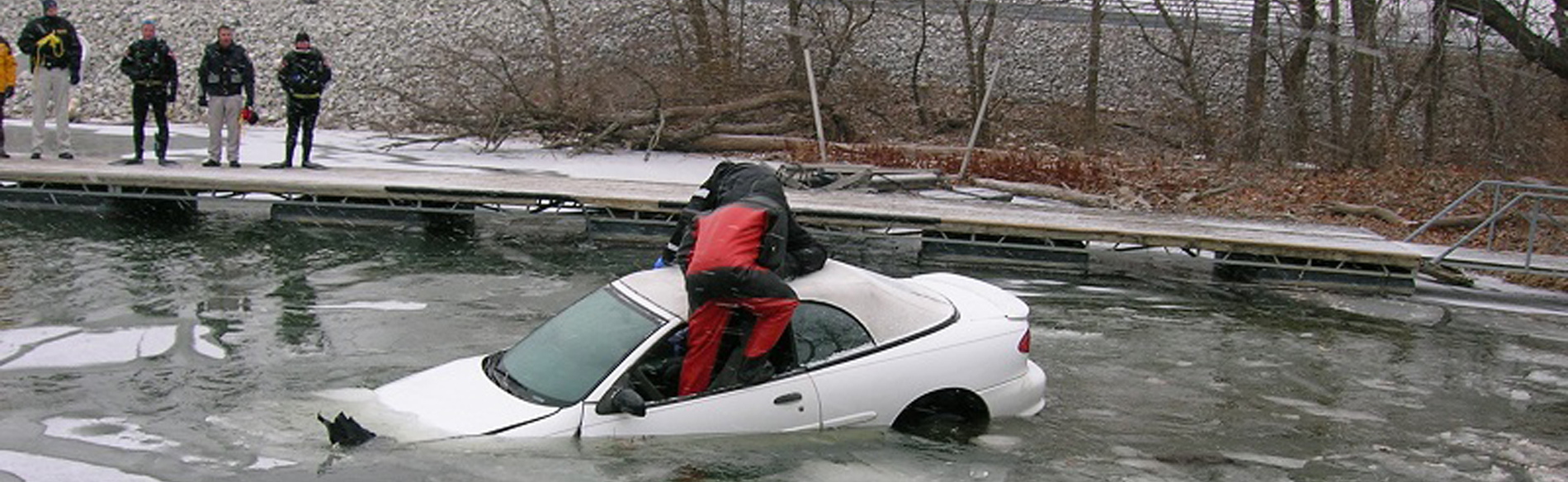 Cách thoát hiểm khi xe rơi xuống vực