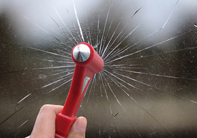 Cách thoát hiểm khi xe rơi xuống vực