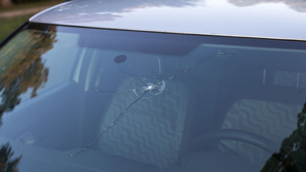 “Khóc hết nước mắt” với những viên đá “bay” trên đường